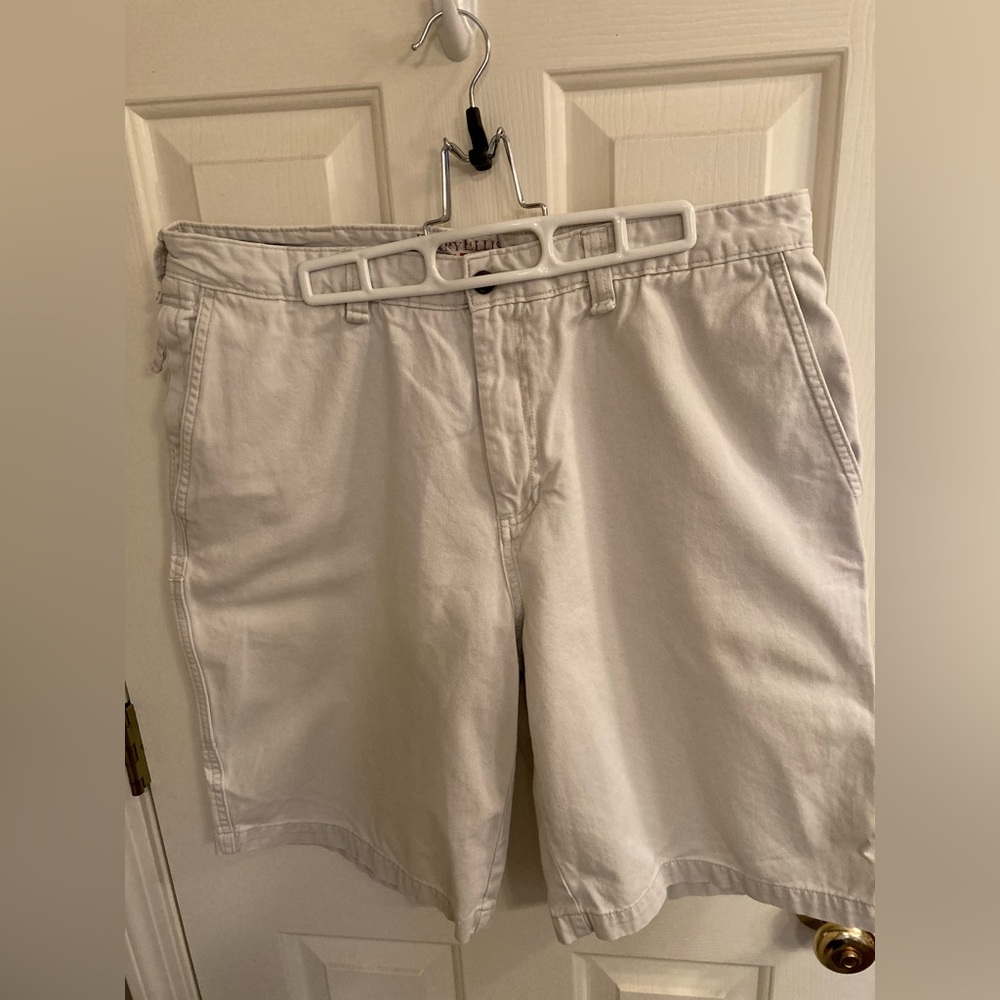 Men’s Perry Ellis flat front shorts. Size: 34
